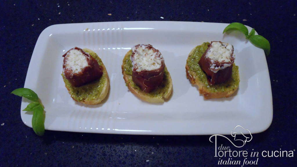 Crostini bresaola e pesto genovese