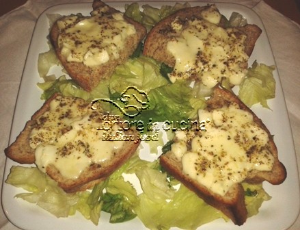Pane farcito con mozzarella e origano