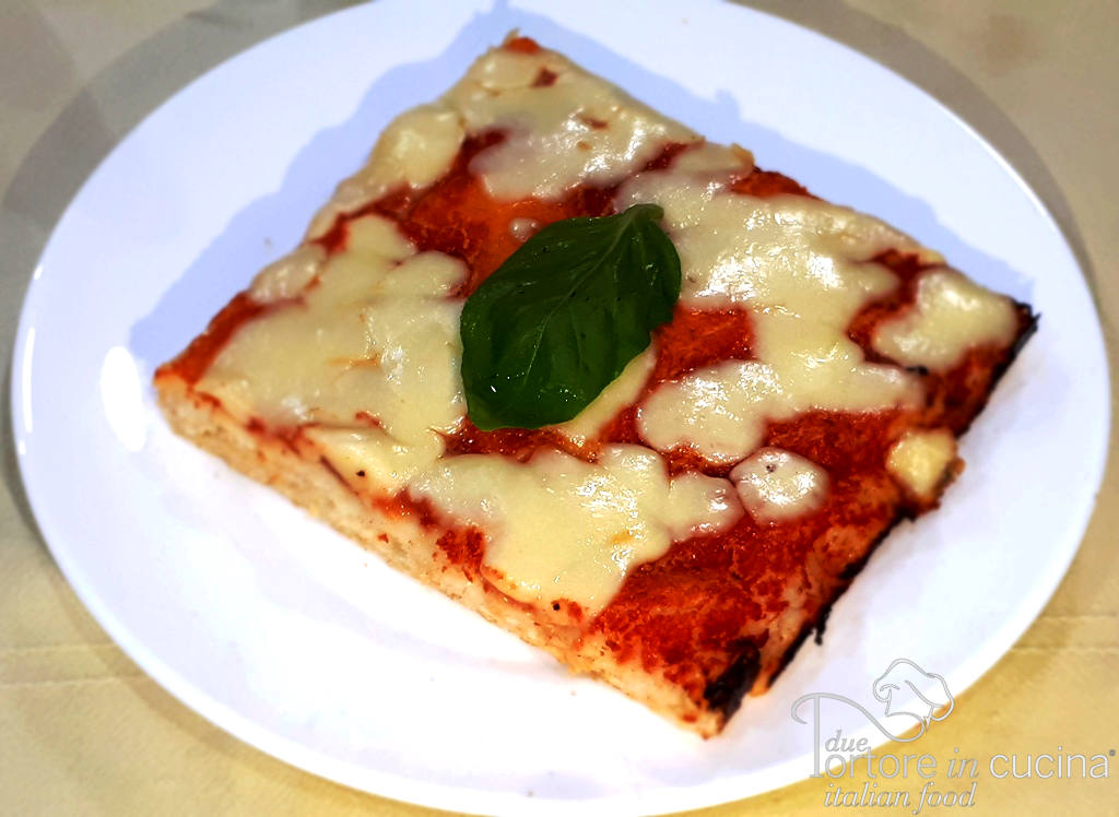 La pizza Napoletana pomodoro e mozzarella