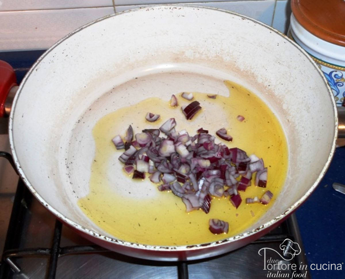 Cipolla rossa per risotto con la barbabietola rossa