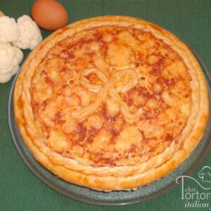 crostata di cavolfiore salata su un piatto
