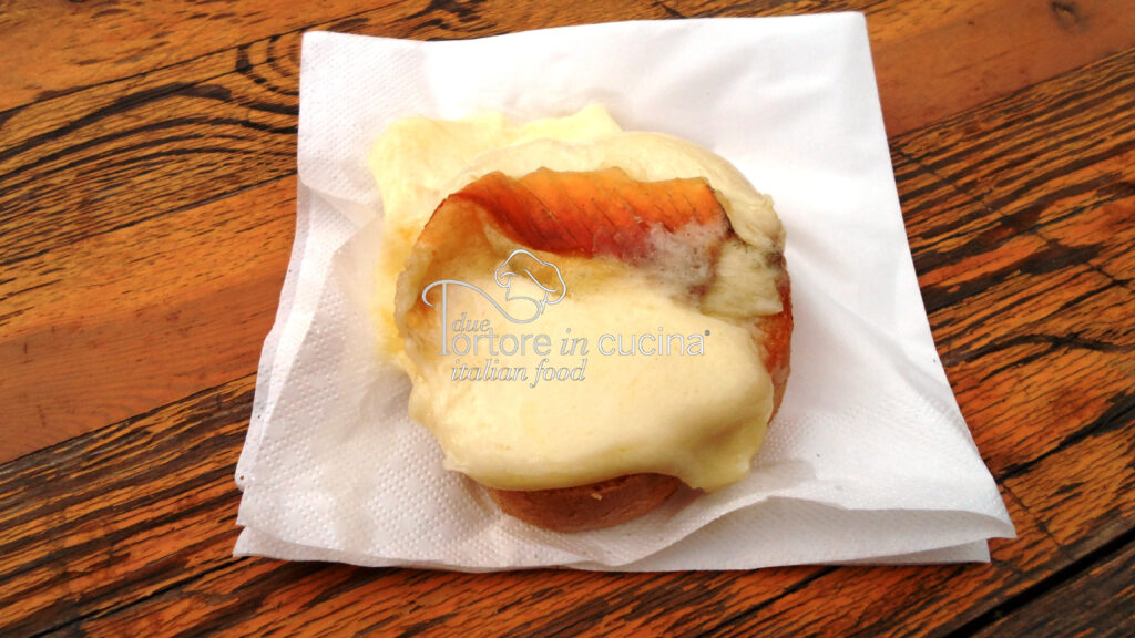 Pane e caciocavallo impiccato presso la sagra della castagna di Montella