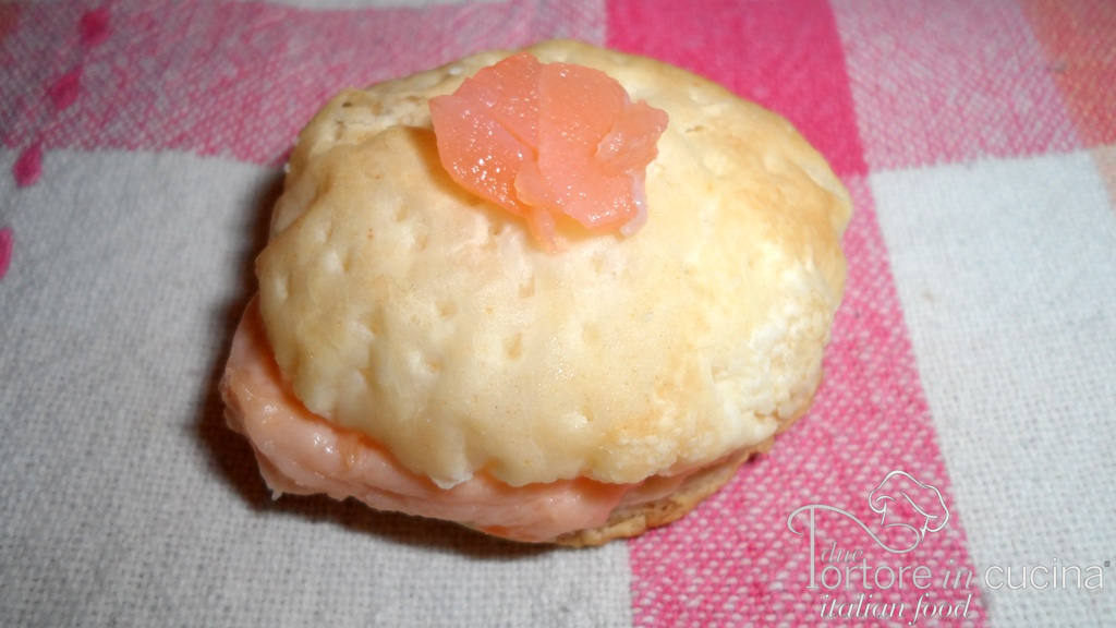 Sfogliette con mousse di salmone