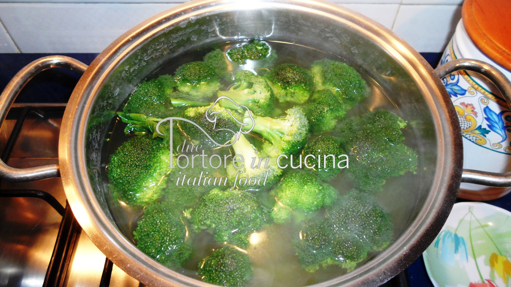 broccoli in acqua bollente per sformatini di broccoli e patate