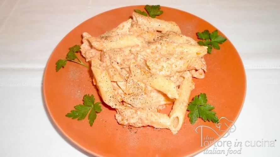 Pasta al tonno con la salsa rosa