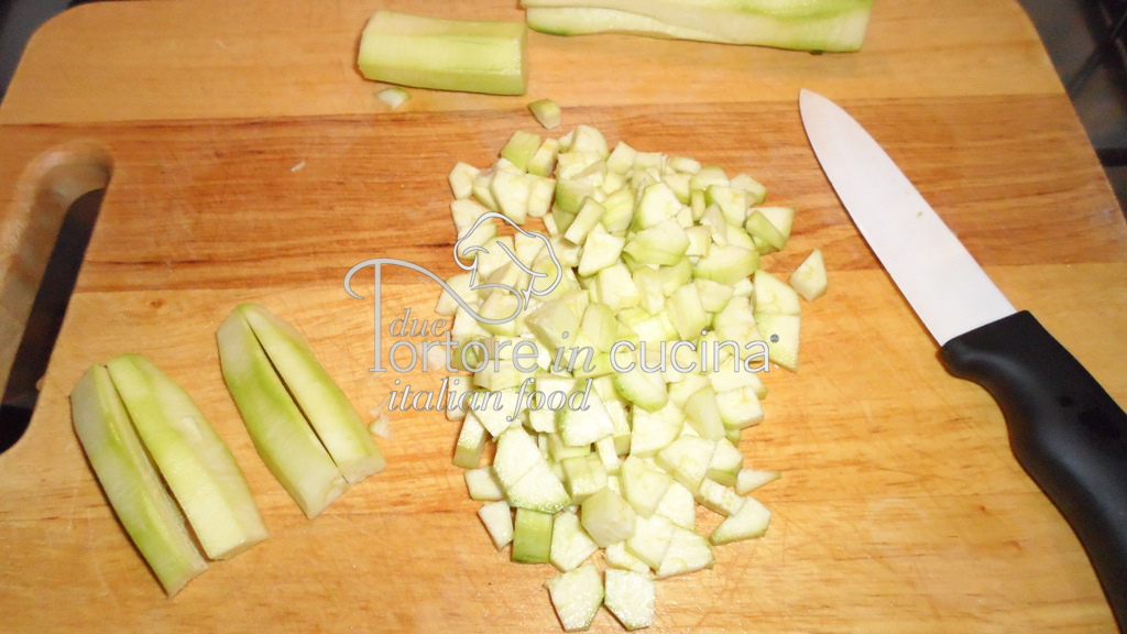 zucchine tagliate per Risotto giallo con zucchine e gamberetti