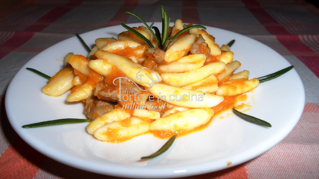 Cavatelli con zucca e salsicce