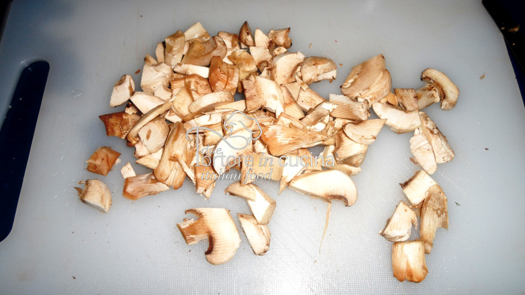 Funghi champignon tagliati