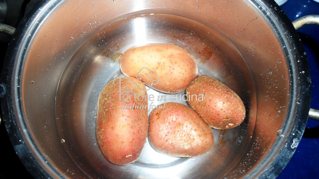 Lessatura delle patate per gli Gnocchi allo zafferano con sugo romagnolo di strigoli