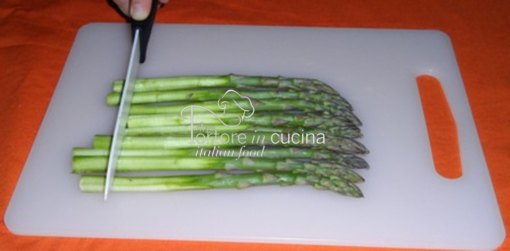 Pulire e cuocere gli asparagi - taglio gambo