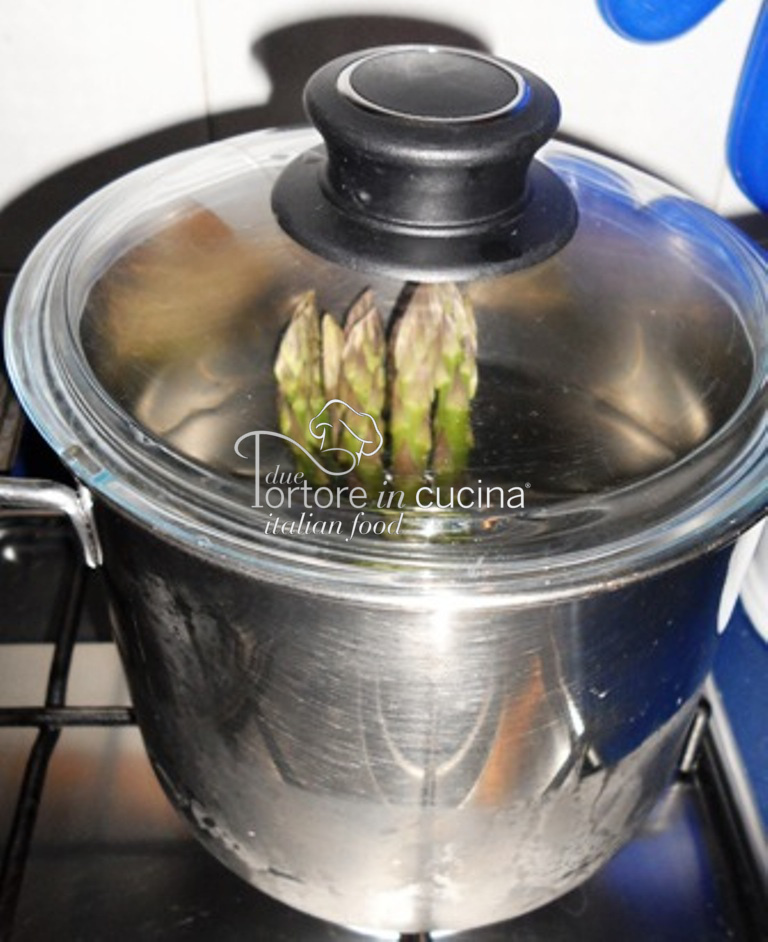 Pulire e cuocere gli asparagi- cottura