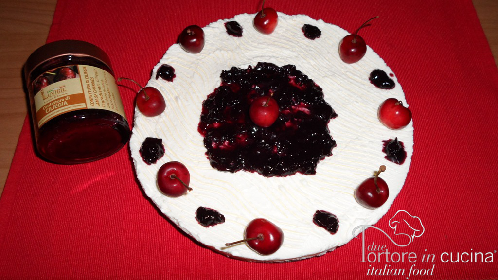 Cheesecake fredda con confettura di ciliegie