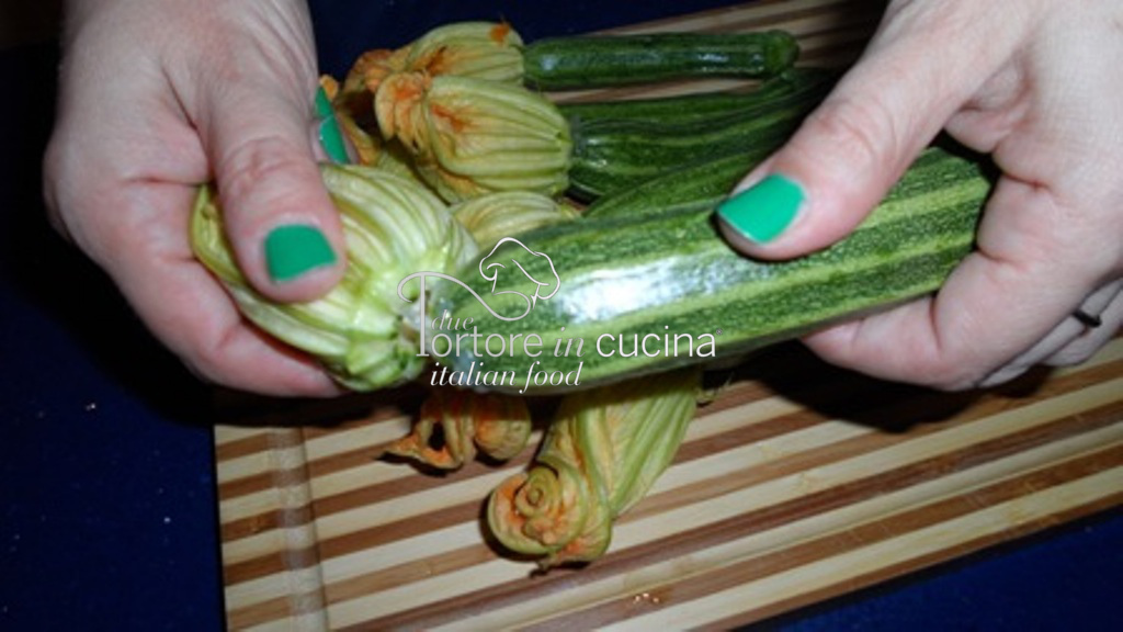 zucchine con i fiori attaccati per zucchine e patate stufate