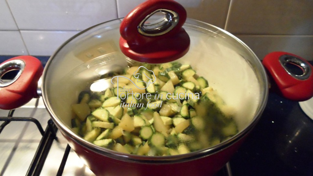 zucchine in pentola per zucchine e patate stufate
