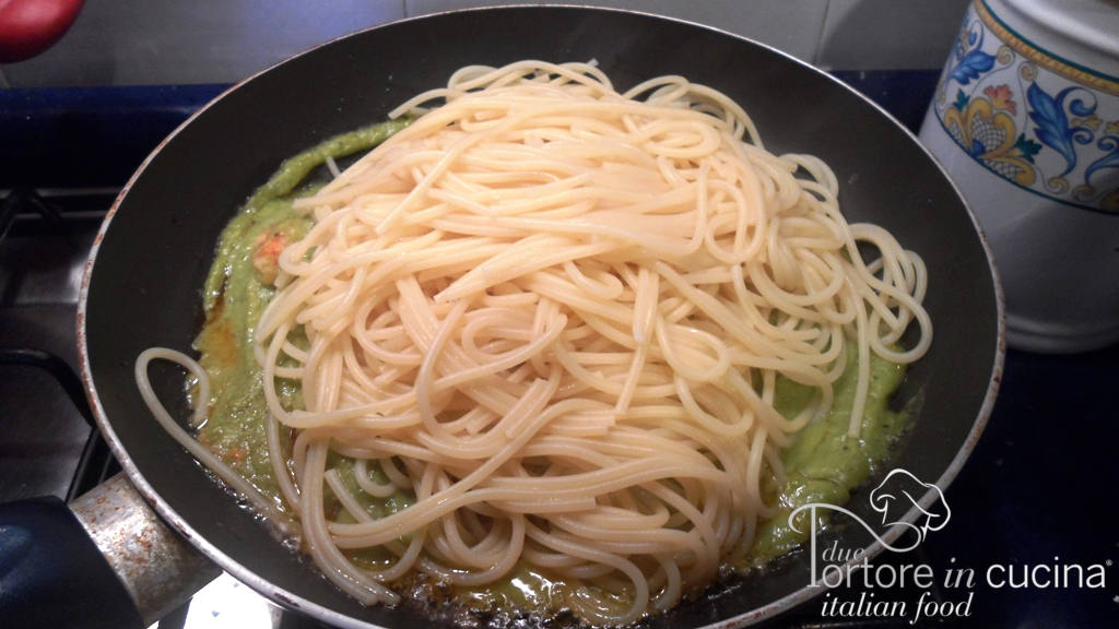 Spaghetti con crema di zucchine e gamberi in padella