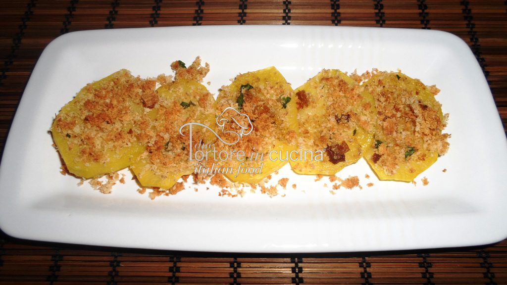 Patate al forno con crumble di pane