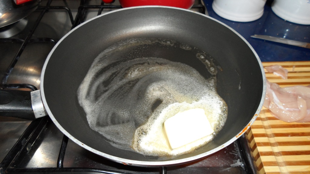 burro sciolto in padella per petto di pollo al miele