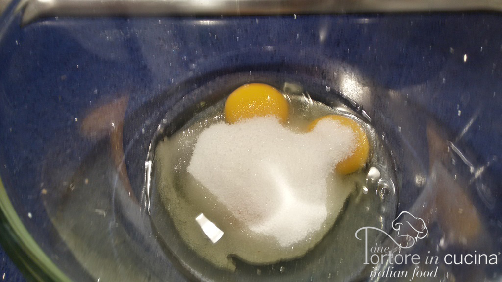 Uova, tuorli e zucchero per Creme Caramel