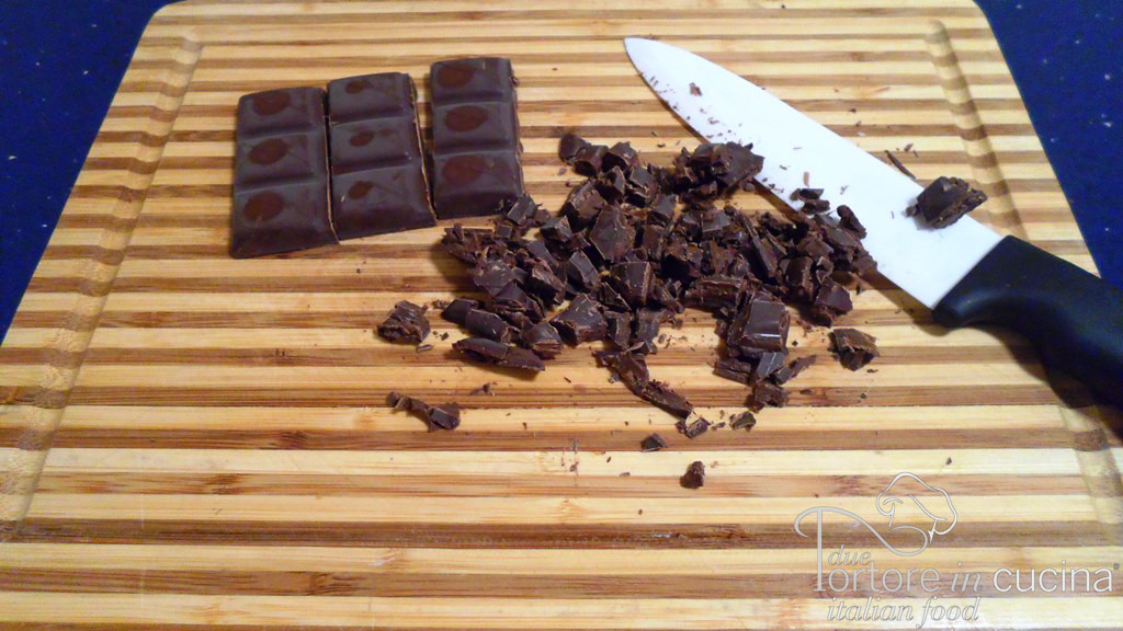 Cioccolato tagliato per saccottini pere e cioccolato