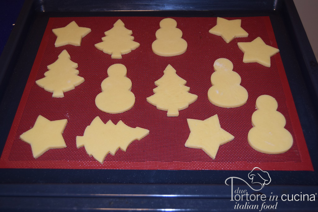 preparazione teglia per Biscotti natalizi di pasta frolla