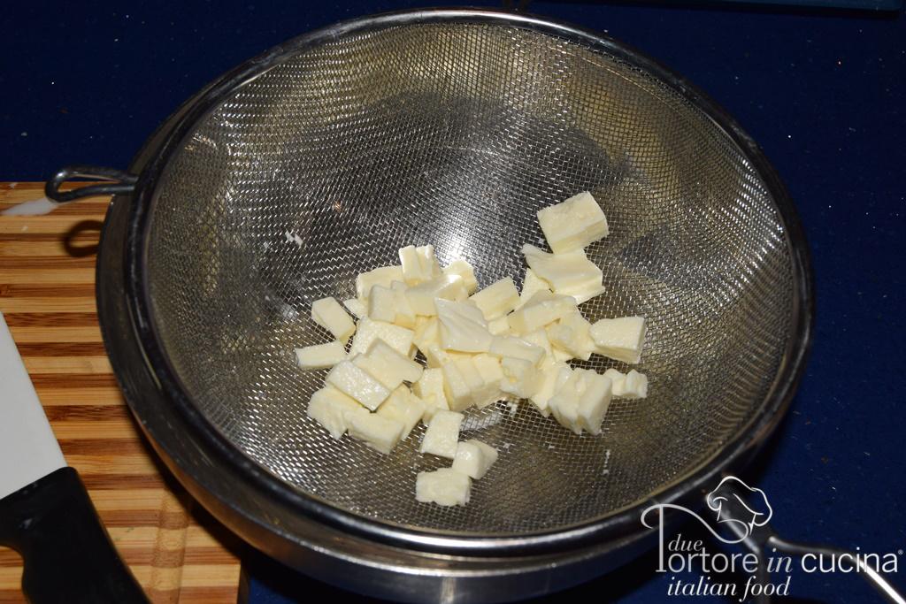 Mozzarella a dadini per Calzoni zucchine e mozzarella