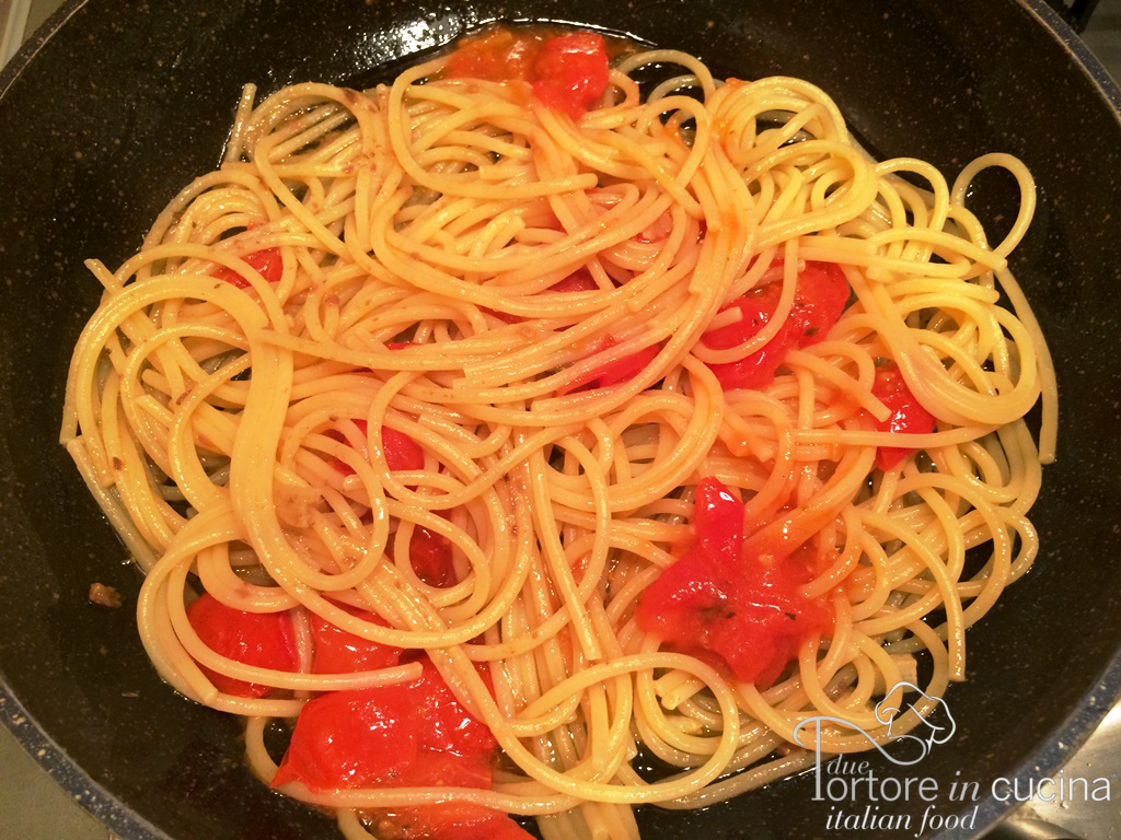 Spaghetti con pomodorini confit in padella