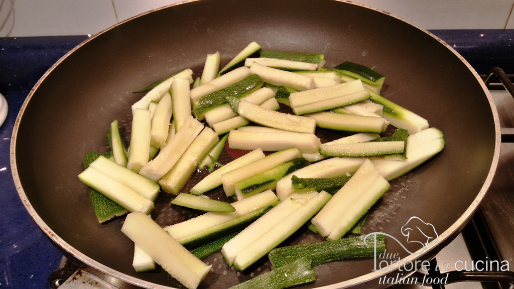 Zucchine tagliate per pasta con zucchine e gamberetti light