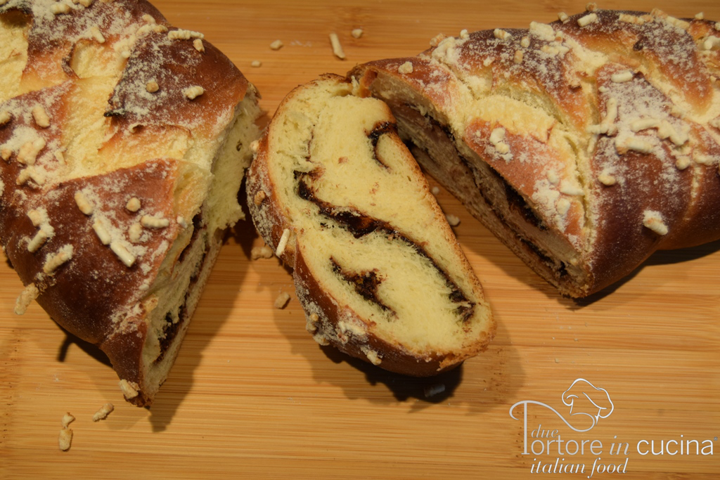 Treccia di pasta brioche al cioccolato