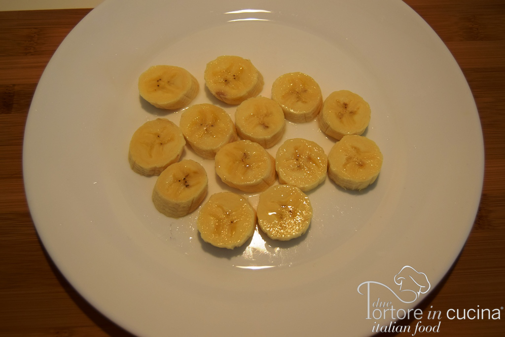 Rondelle di banane nel piatto