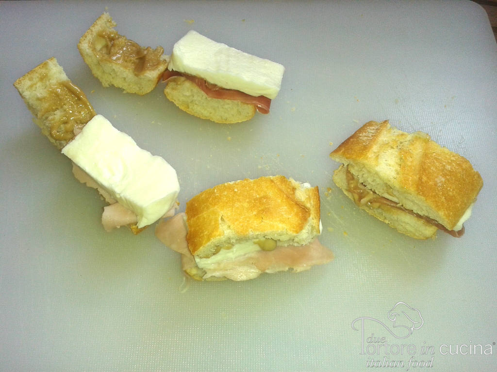 Fette di baguette farcite per mini panini