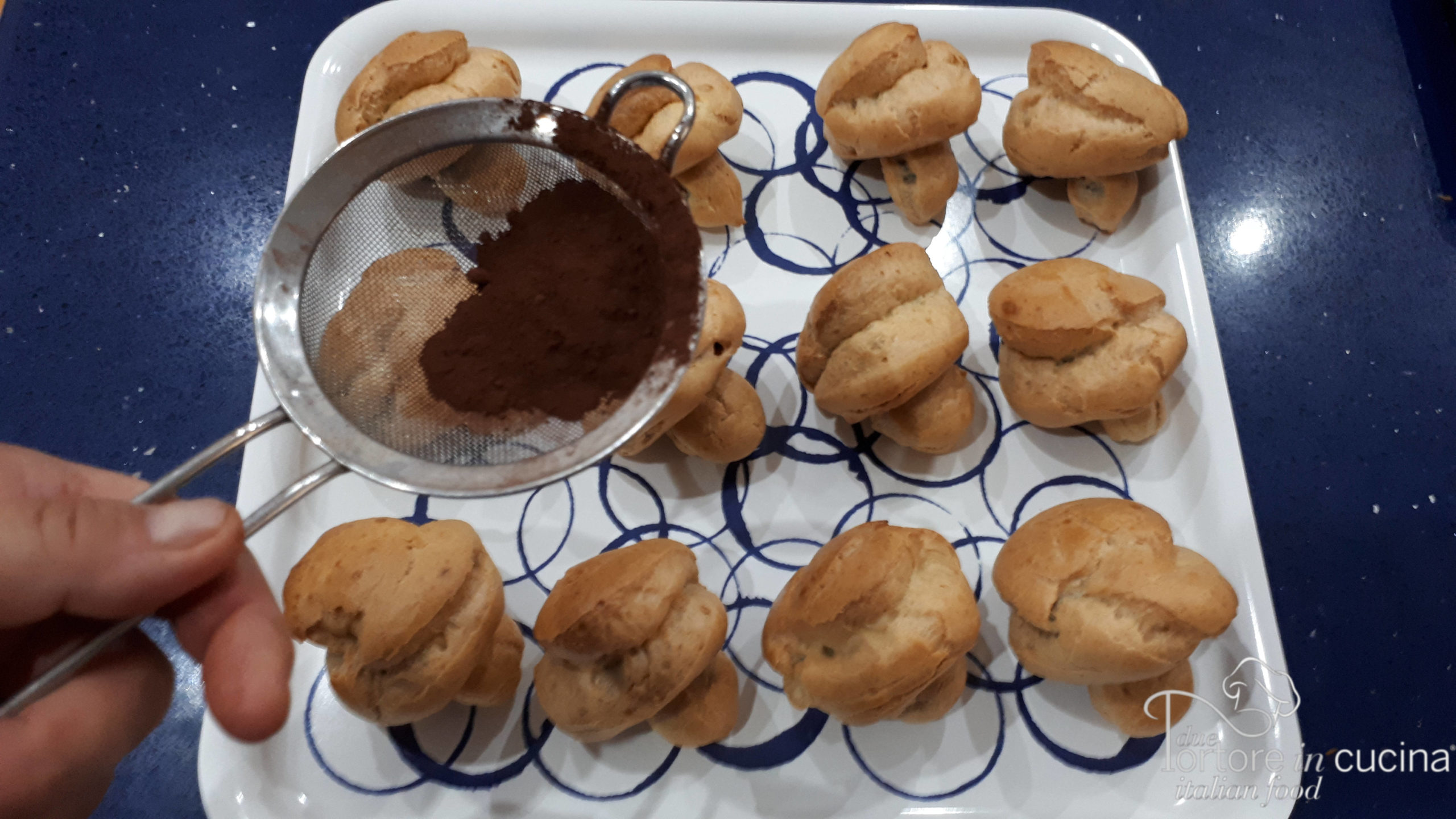 guarnizione con cacao dei Funghetti di pasta choux