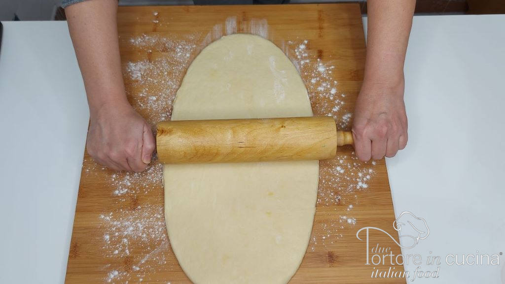 Stesura impasto per ghirlanda di pan brioche