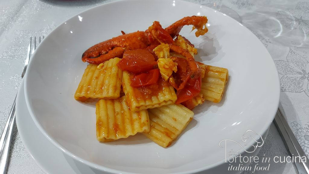 Paccheri con astice e pomodorini del piennolo. Ricetta del Ristorante  Pizzeria Retrobanco - Le storie dei protagonisti del Food