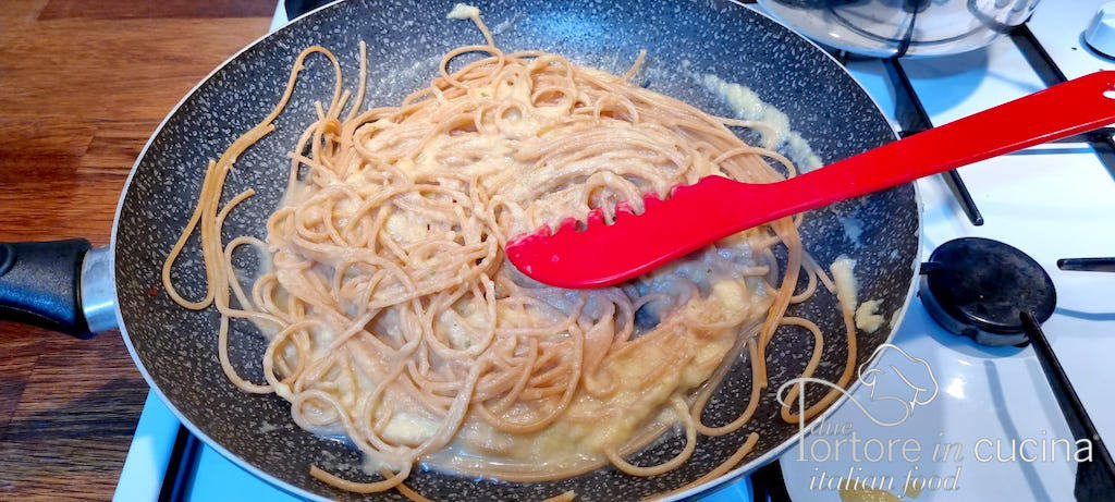 Spaghetti in padella con polpa di zucchine