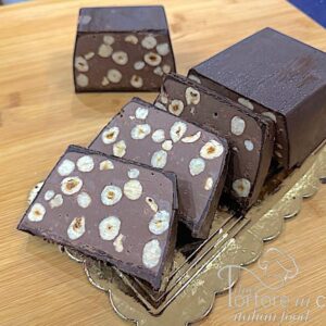 Interno cremoso del torrone dei morti con cuore di cioccolato bianco e nocciole
