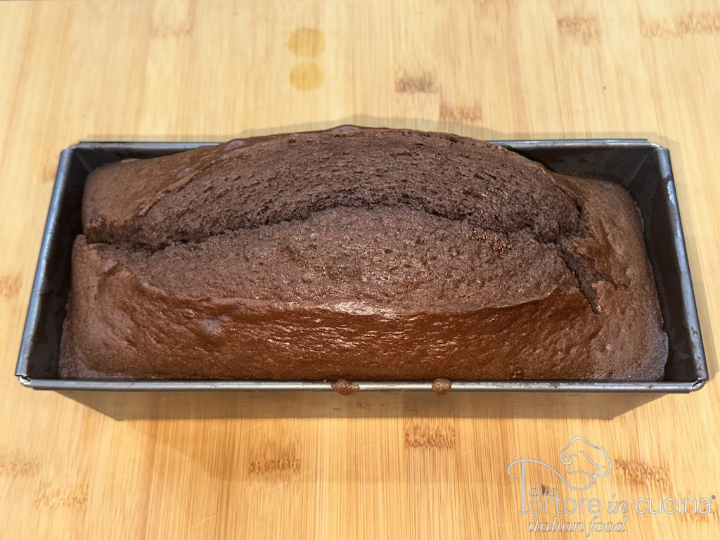 Plumcake cotto ma ancora nello stampo