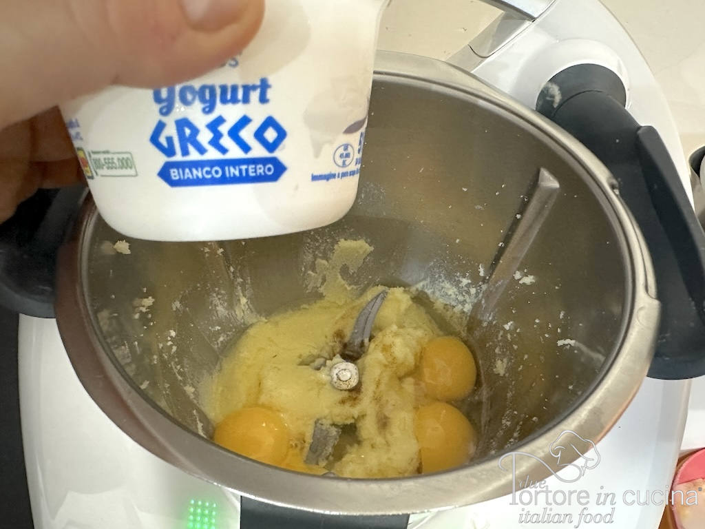 Uova e yogurt nel boccale