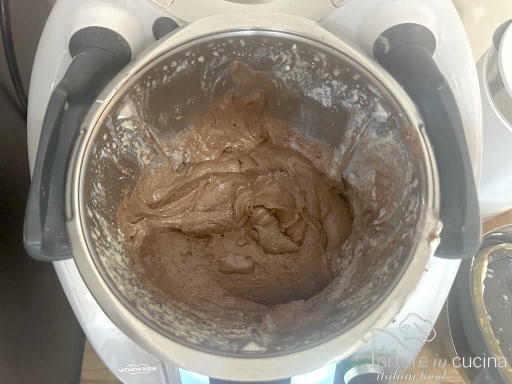 Impasto al cacao nel boccale quasi pronto