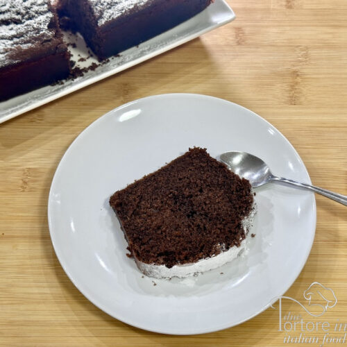 Fetta di plumcake in piatto bianco