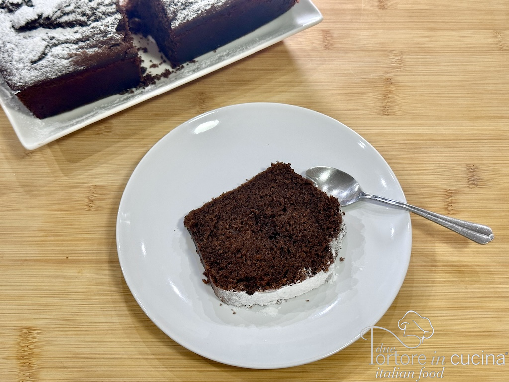 Plumcake-al-cacao Fetta di plumcake in piatto bianco